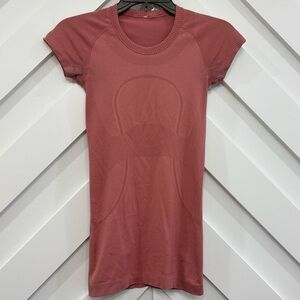 Lululemon Swiftly Tech Short Sleeve Shirt In Moss Rose Size 2